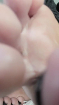 Gioca con le dita dei piedi