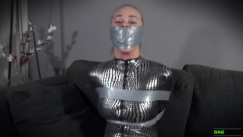 Gag Attack: Darina - Catsuit in klebeband-bondage