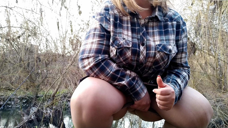 Elena: Splendide donne in collant strappati piscia sulla riva del fiume.