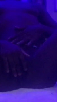 Gorąca drobna browngurl234 dotyka się do satysfakcji