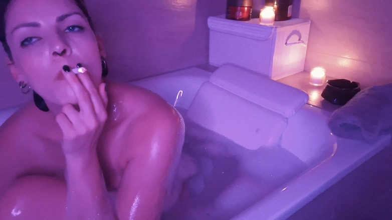 Naughty Natascha: Dubbele ontspanning bij het roken in het bad