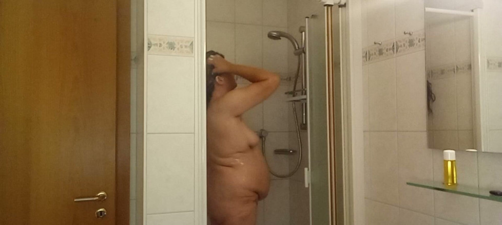 SchwarzeGraefin: Reife Frau Mit Kleinen Brüsten &amp; Dickem Po Unter Der Dusche