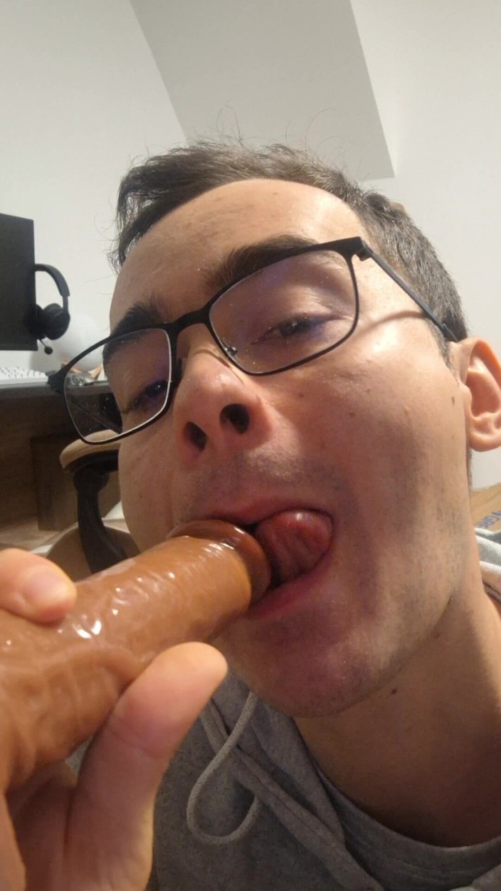 The college boy: 입에 사정할 때까지 새아빠의 자지를 빨아주는 대학생(딜도)