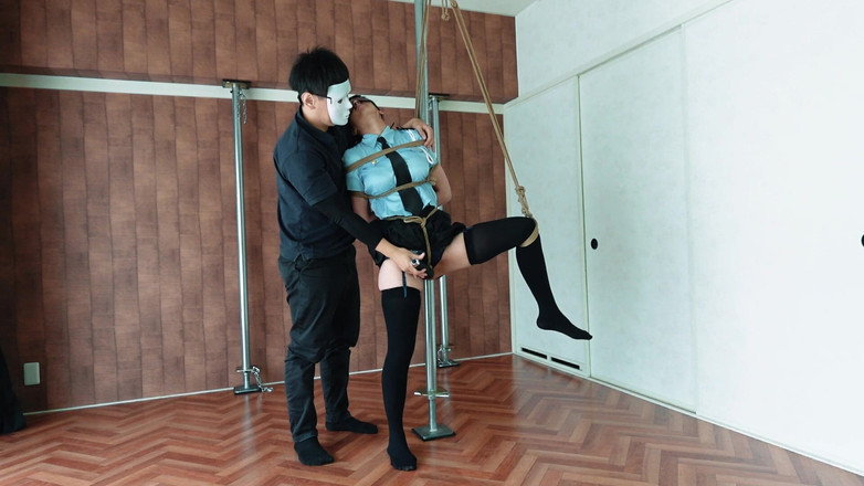 ushirosugatanomiki: La sensualità esposta della poliziotta catturata