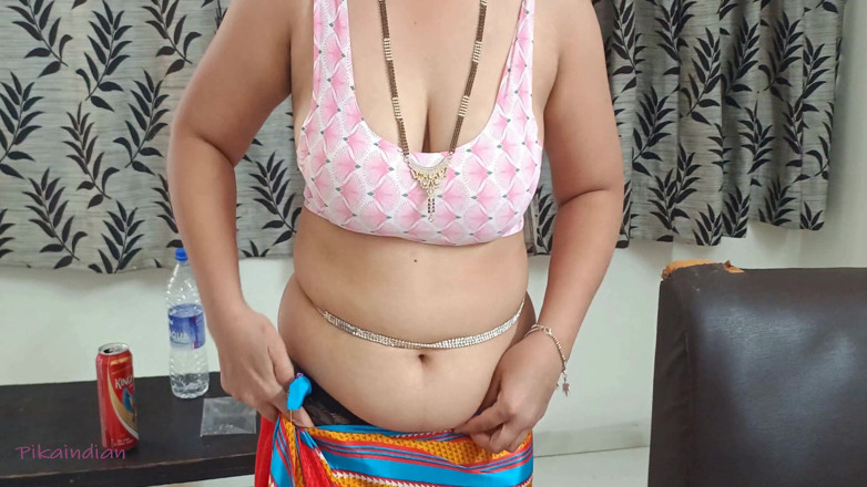 Pikaindian: ホットなデシ・インディアンの女の子、弾む胸、乳首、デシおばさんが美しい顔をしているホットショー