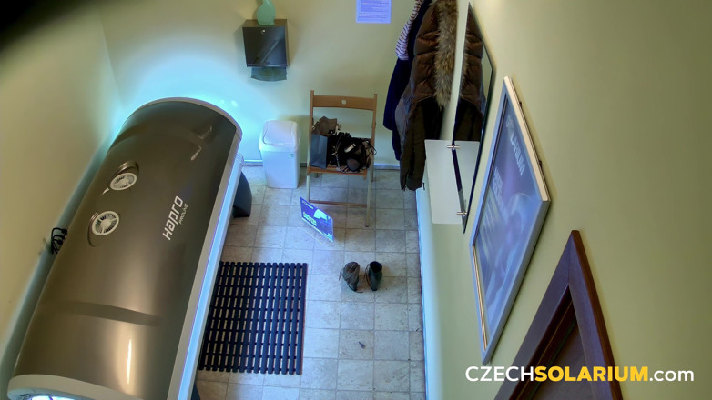 Czech Solarium: Solarium checo 66: joven zorra morena se desnuda y lo muestra...