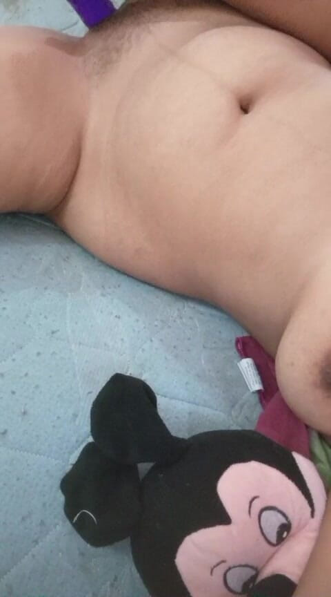 Anne White: Giovane ragazza scopata duramente da un grosso dildo di legno...