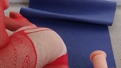 dragontrainer5: Crossdresser zkouší nové pozice pro dildo inserts