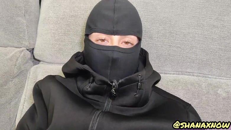 Shanaxnow: Vibrator balaclava bertopeng lagi asik masturbasi memeknya pakai vibrator sampai...