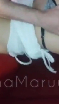 Suge un penis uriaș și mi-l lovește în față
