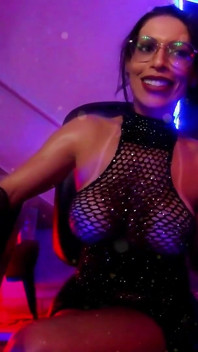 Brazilian Brunette Live: a Presence That Captivates