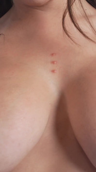 Deslumbrante morena tatuada Dakota Quinn é agredida antes do facial