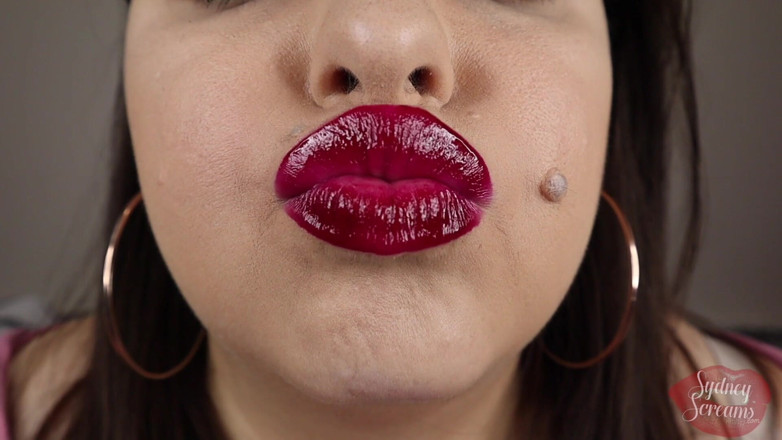 Sydney screams fetish: Primo appuntamento con un bacio
