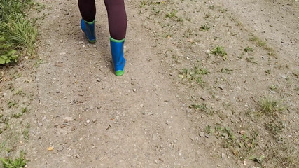 Bouncy Tits Action: Lastik çizmeler içinde yürüyor