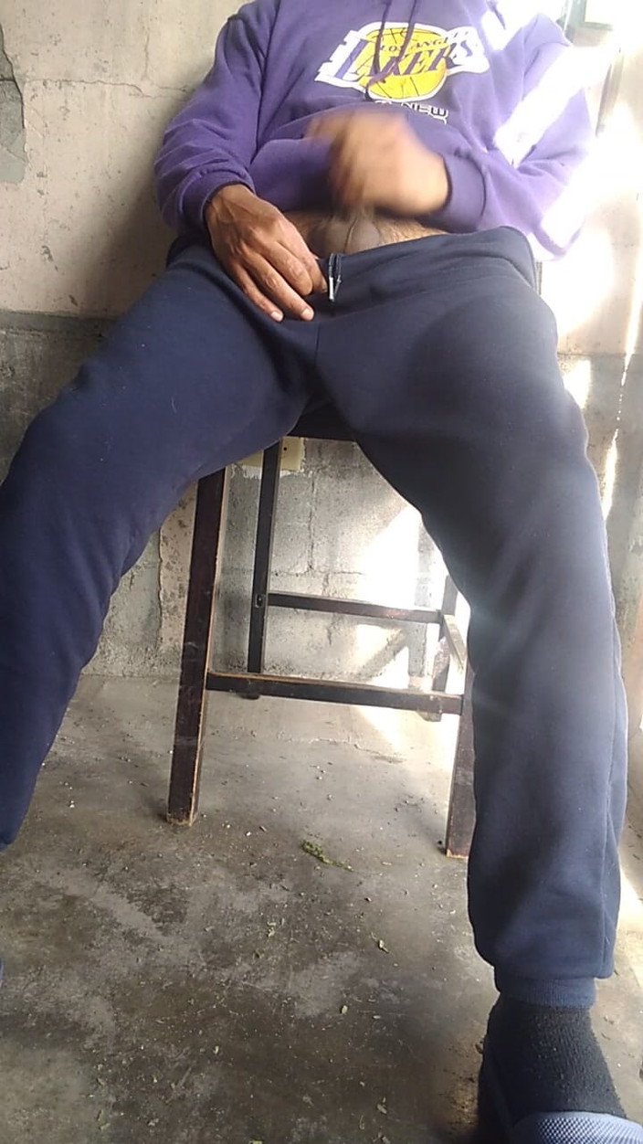 AlexAlejandro13: Sentada en la silla mientras me masturbo, frente a la...