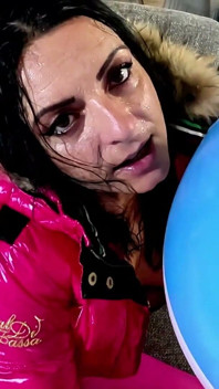 Fetiș cu mamă sexy dominantă roz cu bile pe plajă. Oral adânc în gât, călărire inversă, pe la spate și triplă spermă