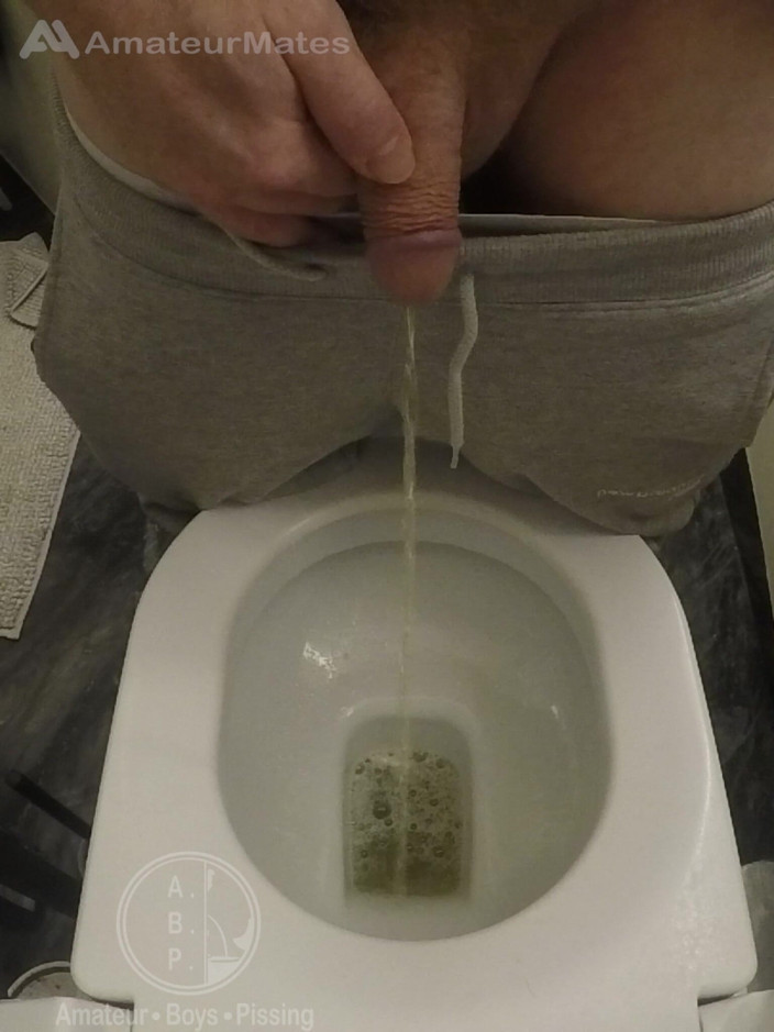 AmateurBoysPissing: Amateur-junge Beim Pissen Bei Seinem Freund Erwischt