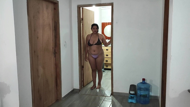 Sashasweet: Üvey babam yaralanıyor ve zarar görmesin diye ona yardım ediyorum.