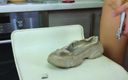 Margo &amp; Alisa: 壊れた靴!アリスは古い汚れた靴パート2を粉砕した