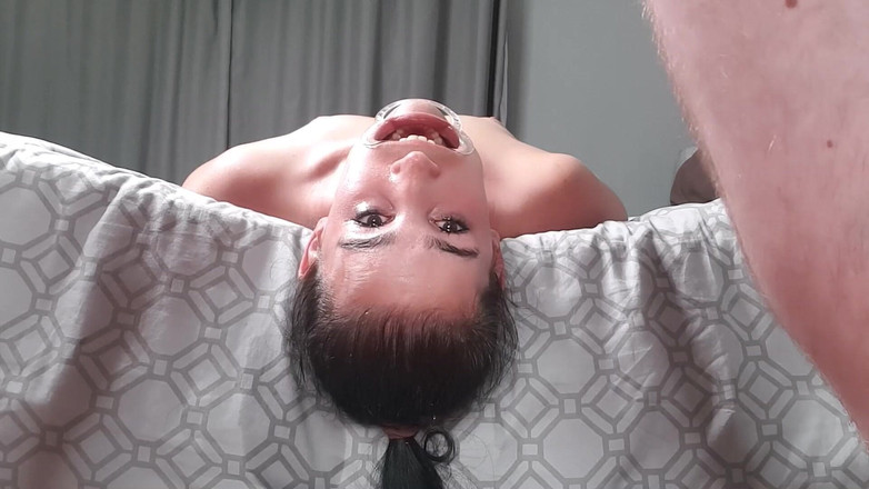 domslutfucker: Dívka pije chcanky vzhůru nohama s zatahovačem rtů