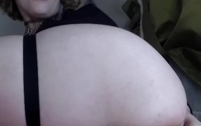 MariLou Moreira: Touching my wet pussy and showing off my ass.