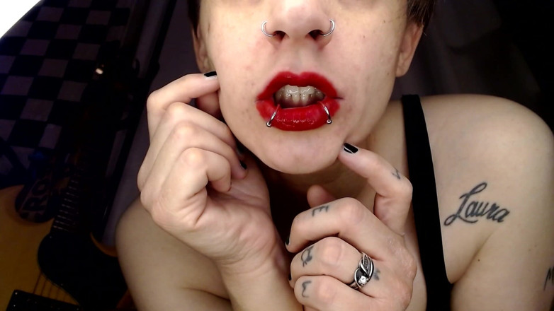 Abby Anna: Aplicação grossa de batom vermelho