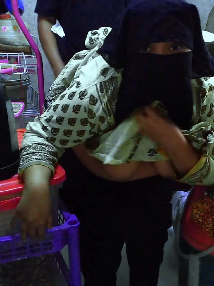 Aria Mia: India grandota ama de casa follando en cocina &amp; vecino ven &amp;...