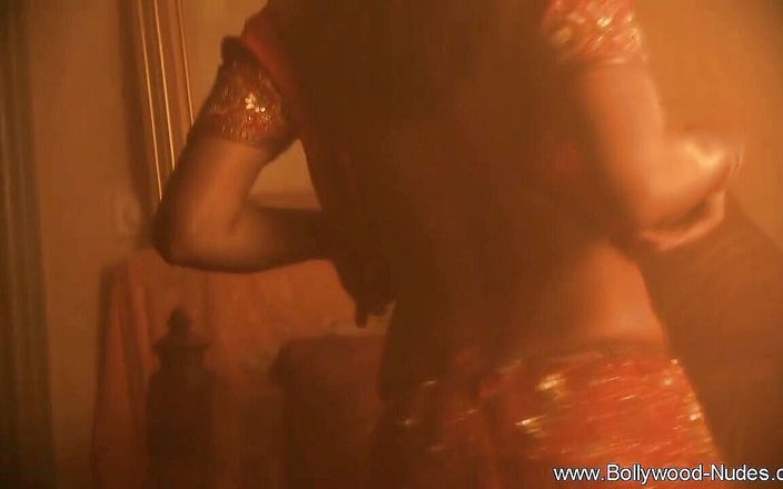 Bollywood Nudes: Heißes indisches schätzchen zeigt uns ihren erstaunlichen körper
