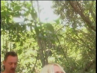 Super Babes: Une blonde à forte poitrine se tient derrière son dos pendant...