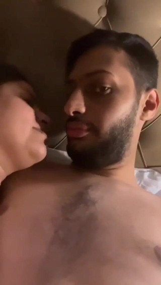 Sapnashah007: Hintli tombul kız ve erkek arkadaşı