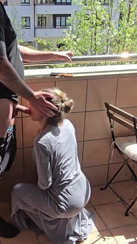 Chica tetona chupa la polla de su amiga en un balcón de hotel !! Sexo arriesgado!