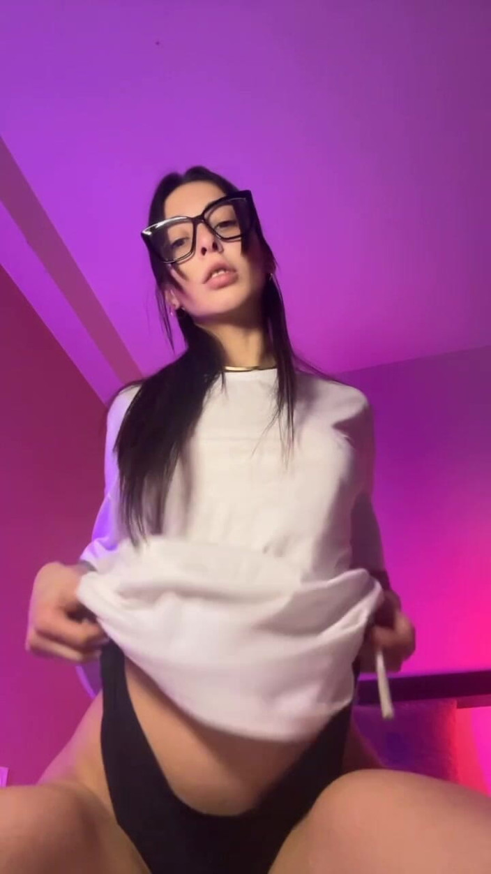 Fans of Sofia Sweetsecrett: Geniş tişört, müzik ve kışkırtma