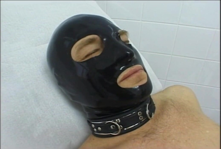 Absolute BDSM films - The original: Schätzchen demütigen maskierten typen