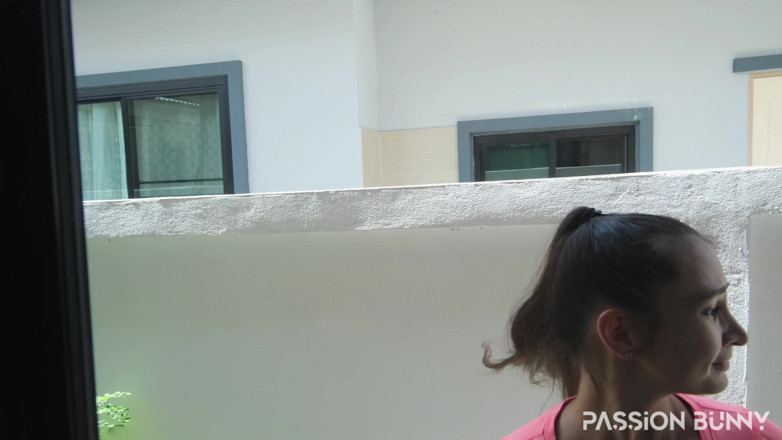 PassionBunny: Desespero xixi na porta de vidro - mijando enorme