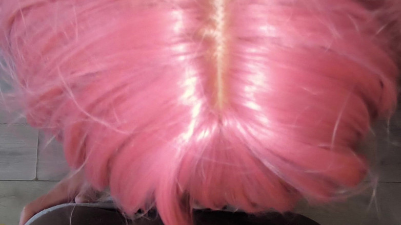 Rozebell: Sissy Princess de lábios brilhantes cai de joelhos e provoca...