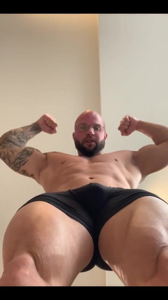 Jasons feet: Tiny är rädd för jätten