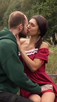Spacer w naturze, pieprzyłem moją brunetkę na moście i wypełniłem jej usta
