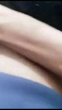 Awek seksi India menunjukkan buah dada dan pepeknya di kolej
