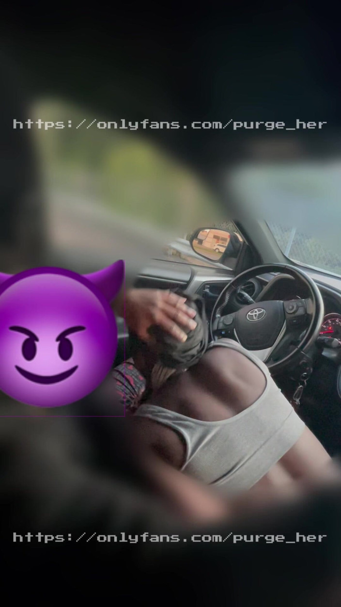 Purge_her: Auta projíždějí, zatímco ona kouří mého ptáka