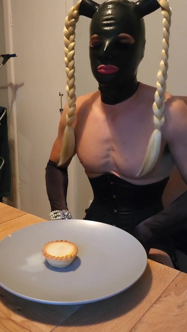JessicaXD: Latex doll wearing lingerie and cum
