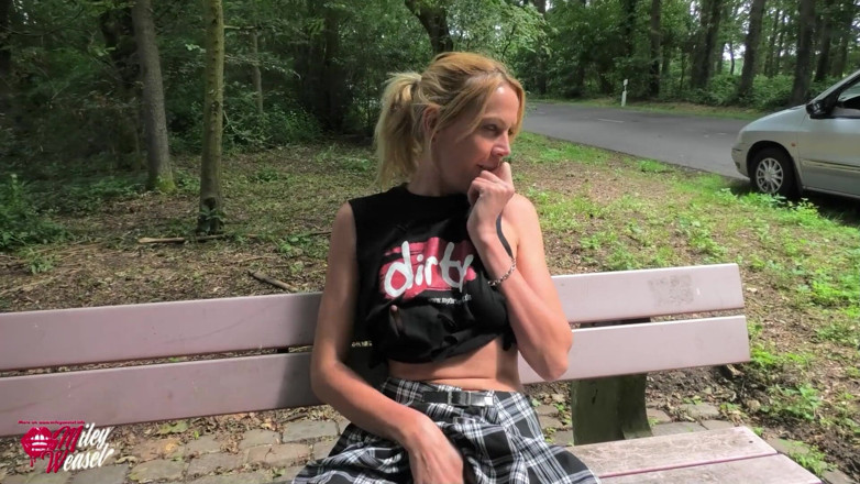 Miley Weasel: Versaute Blondine Mitten Auf Dem Vollen Parkplatz Gefickt!!!