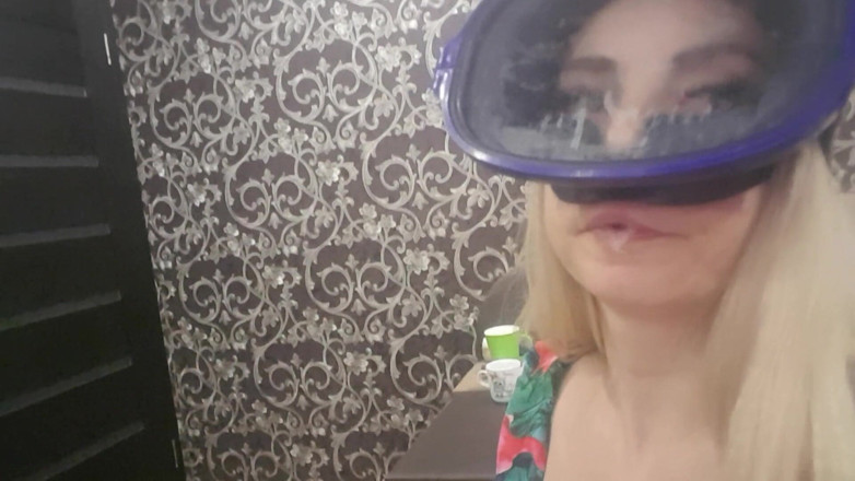 LarisaCum: Mask and new swimsuit, I caress myself and it's so...