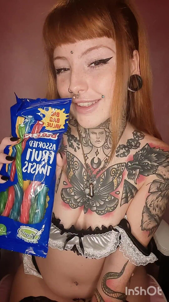 Yourfavecumslut: Горничная начиняет рот сладкими угощами