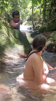 Un petit nain trouve une femme inconnue qui se baigne dans la rivière, il s’excite en l’espionnant et finit par mettre sa bite en elle.