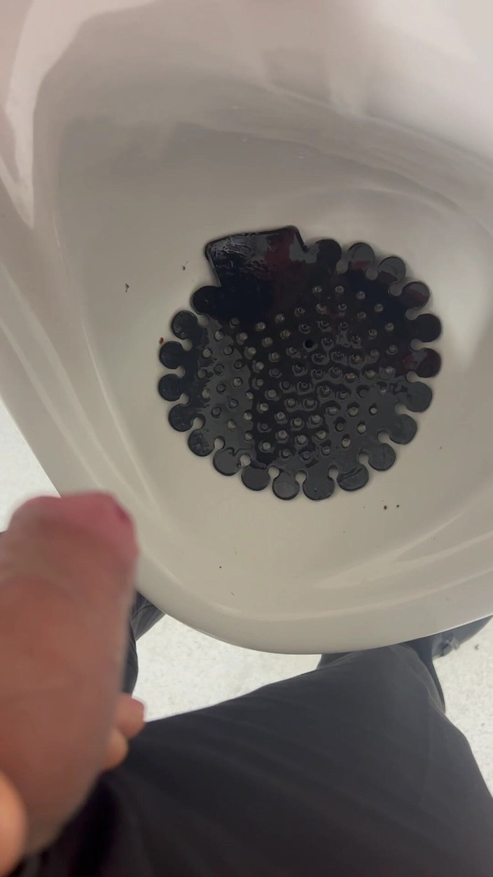 Hot dick in your ass: NatÃ1/4rlich, unbeschnittener schwanz, pissen am morgen, heiß und halb hart