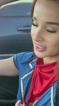 La hostess colombiana fa sesso orale all'aeroporto e poi viene scopata duramente! - Abella Olsen