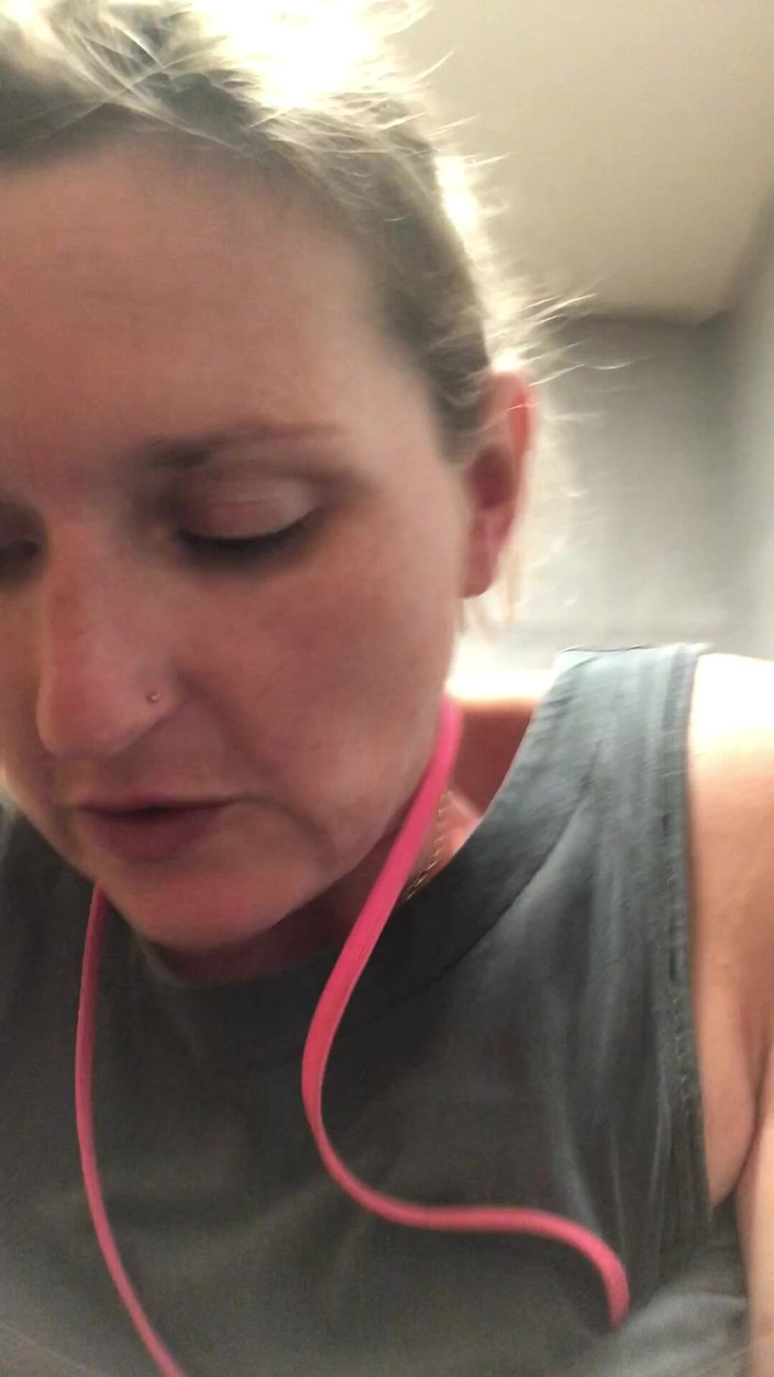 Pissing Paradise: Energické Chcaní Z Perfektní Chlupaté Kundičky Na Veřejných Toaletách