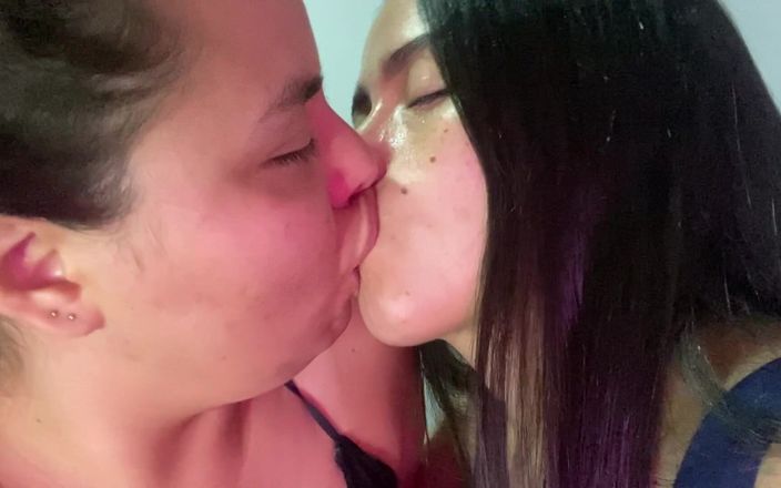 Zoe &amp; Melissa: Besos profundos con lengua lesbiana