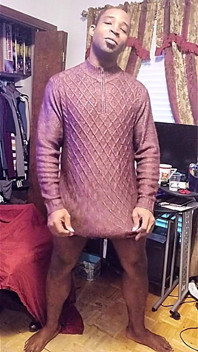 Jock seksi menyembunyikan alat besar di bawah pemanisnya