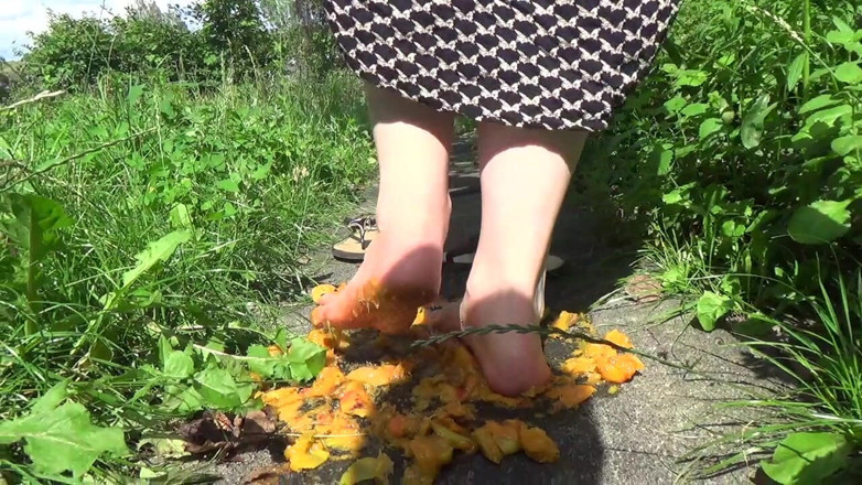 Goddess Misha Goldy: Je vais te nourrir de mes pieds et de mes...